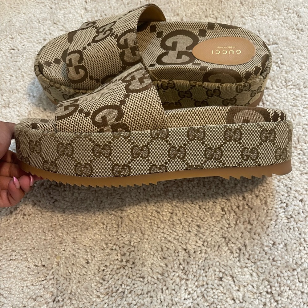 Women's platform slide sandal Gucci. Like new work once. Size 37 comes with box.